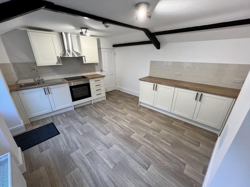 2 bed flat to rent in Market Place, Wetherby LS22, £800 pcm Zoopla