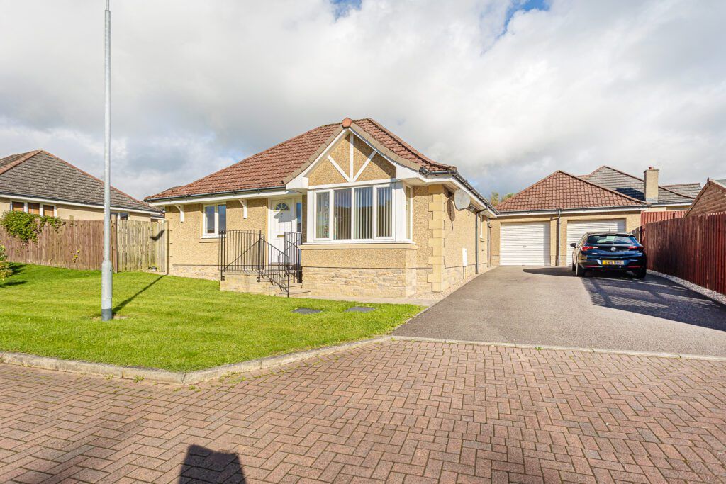 3 bed detached bungalow for sale in Lairds Drive, Clackmannan FK10, £