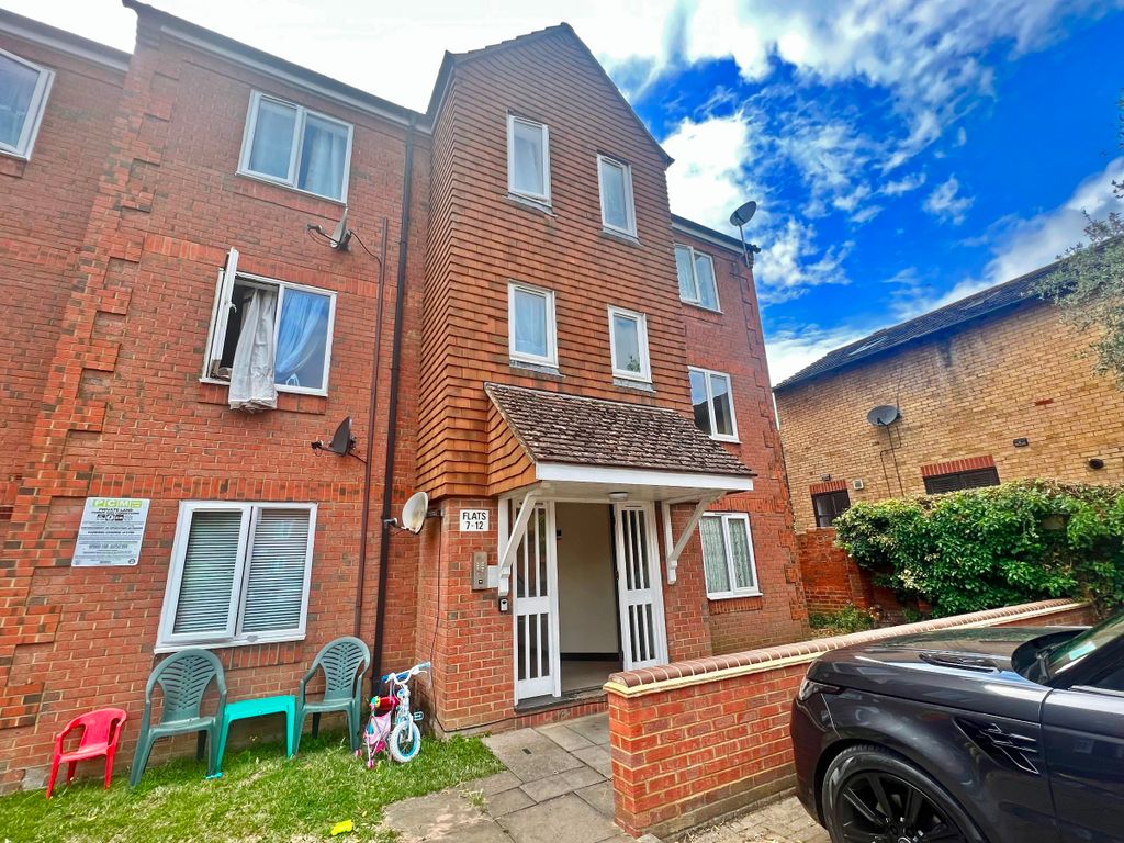 2 bed flat to rent in Ashburnham Road, Bedford MK40 Zoopla