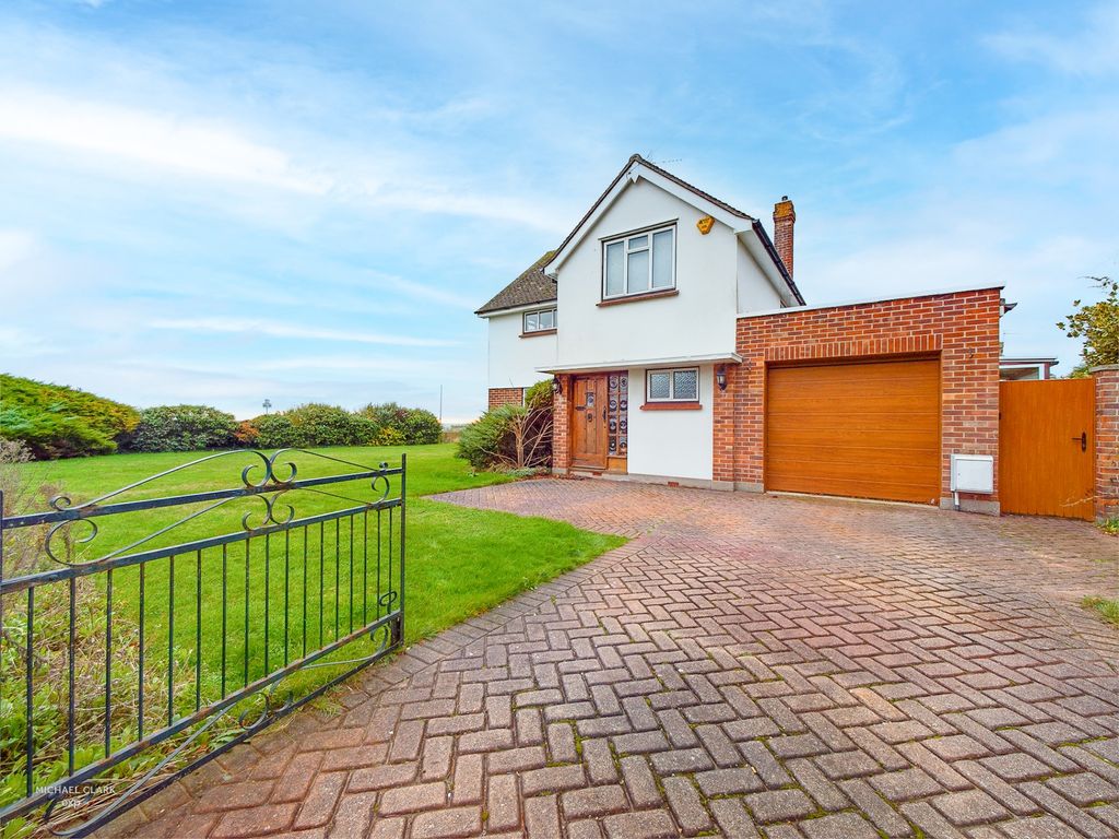 3 bed detached house for sale in Marine Parade East, ClactonOnSea