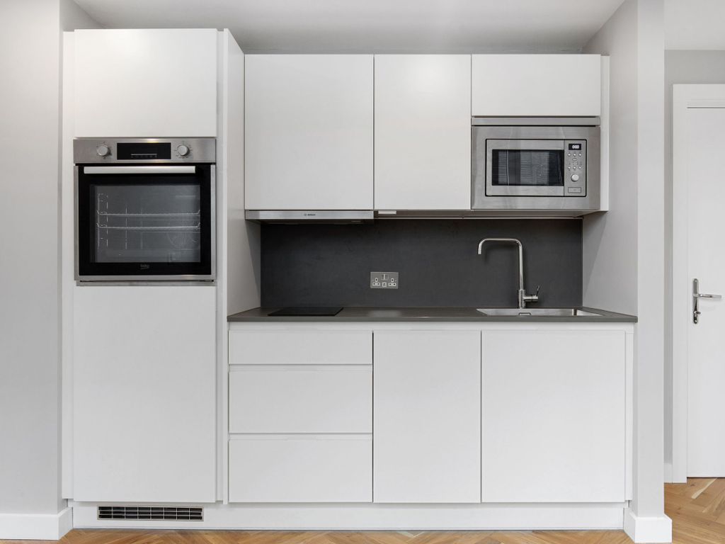 1 bed flat to rent in Clapham Common North Side, London SW4, £1,950 pcm