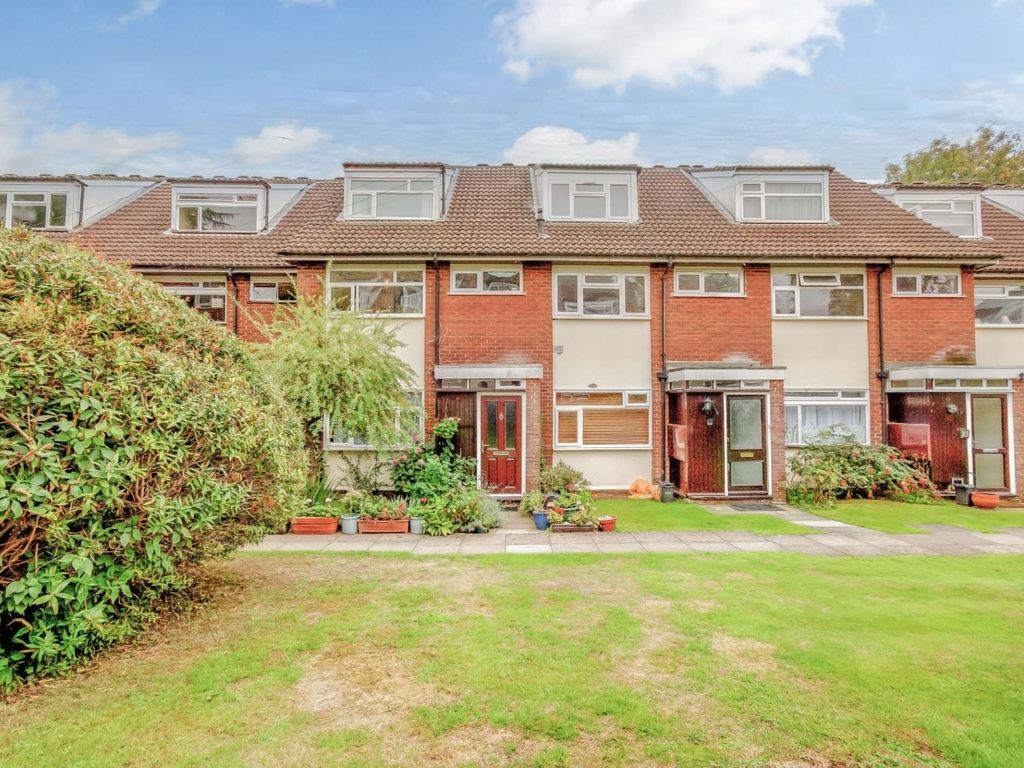 2 bed flat for sale in Westfield Park, Uxbridge Road, Hatch End, Pinner