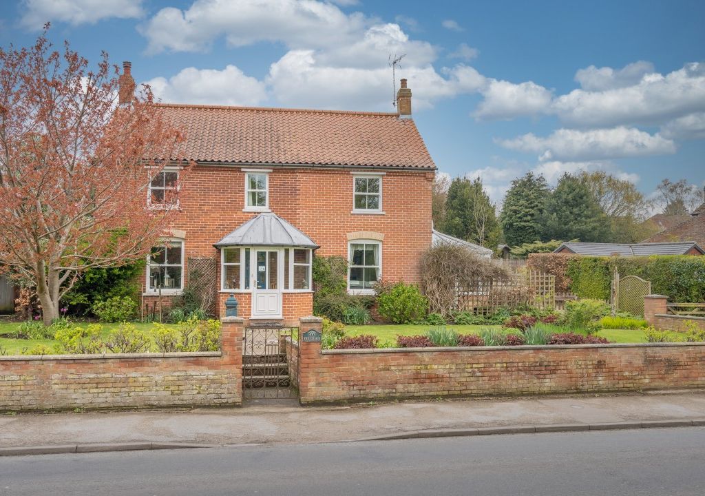 5 bed detached house for sale in Chapel Road, Roughton, Norwich NR11