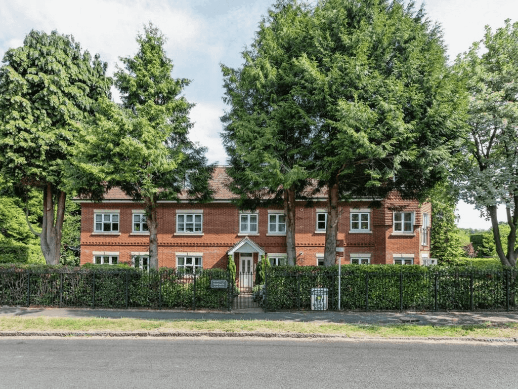 3 bed flat to rent in The Avenue, Tadworth, London KT20, £1,800 pcm