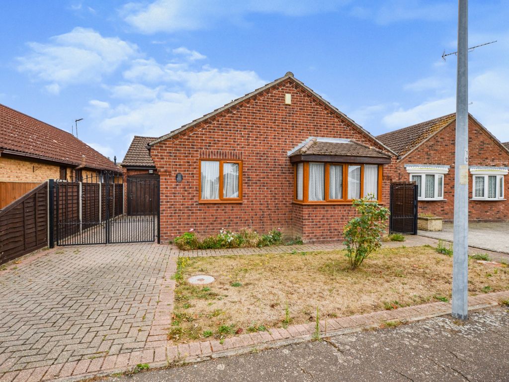 2 bed bungalow for sale in Woodrows Lane, ClactonOnSea, Essex CO16, £