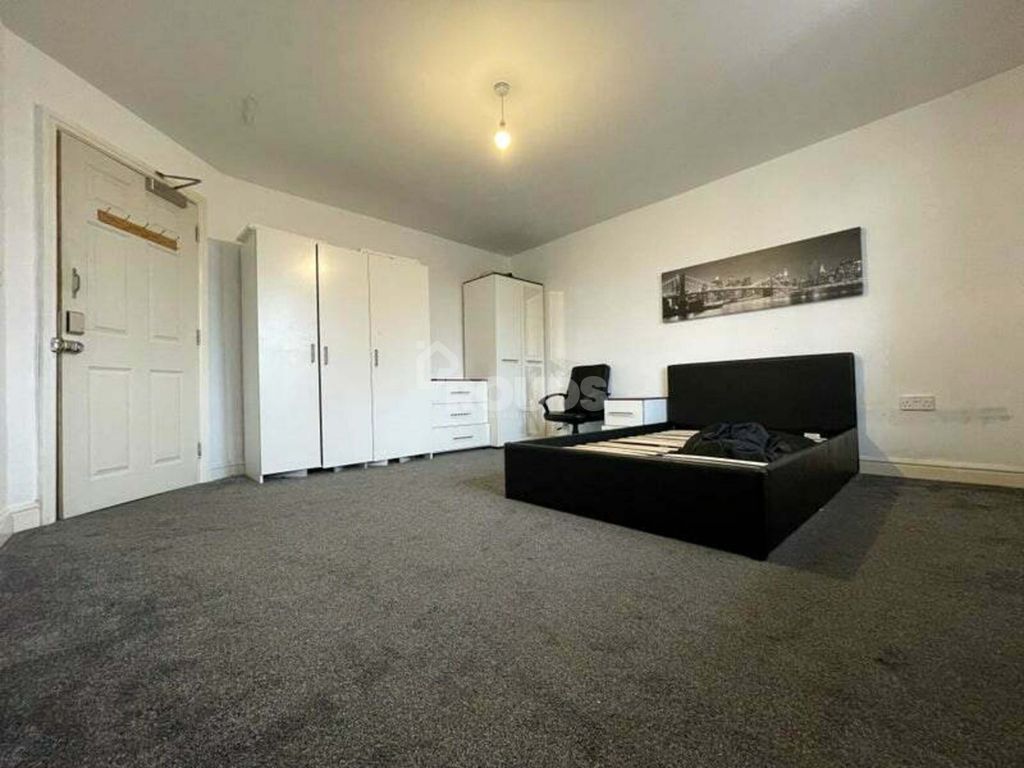 Room to rent in Bloxwich Road North, Willenhall, West Midlands WV12, £500 pcm Zoopla