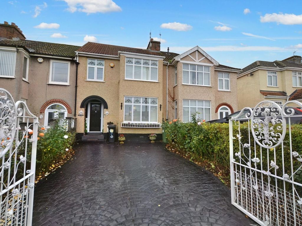 3 bed terraced house for sale in King Road,
