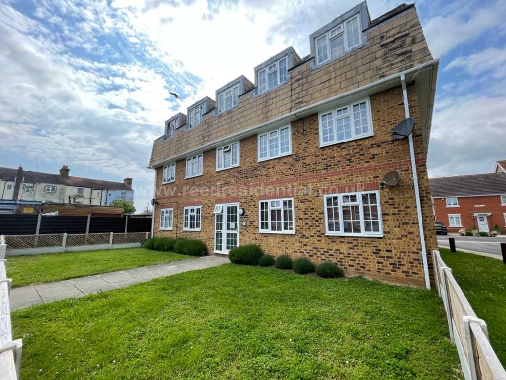 2 bed flat to rent in Victoria Road, Southend On Sea SS1, £1,200 pcm