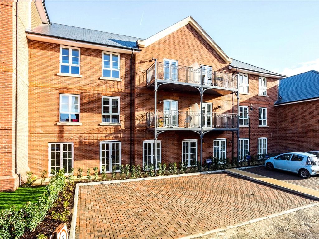 2 bed flat for sale in Windsor Court, Marlow, Buckinghamshire SL7 Zoopla