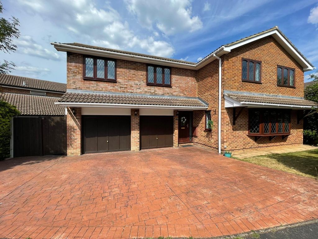 4 bed detached house for sale in Wordsworth Avenue, Yateley, Hampshire