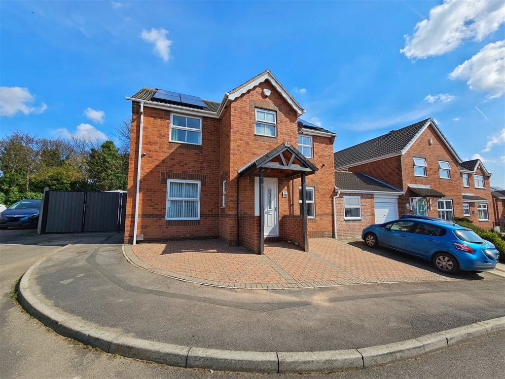 4 bed linkdetached house for sale in Quarry Bank Close, Cudworth