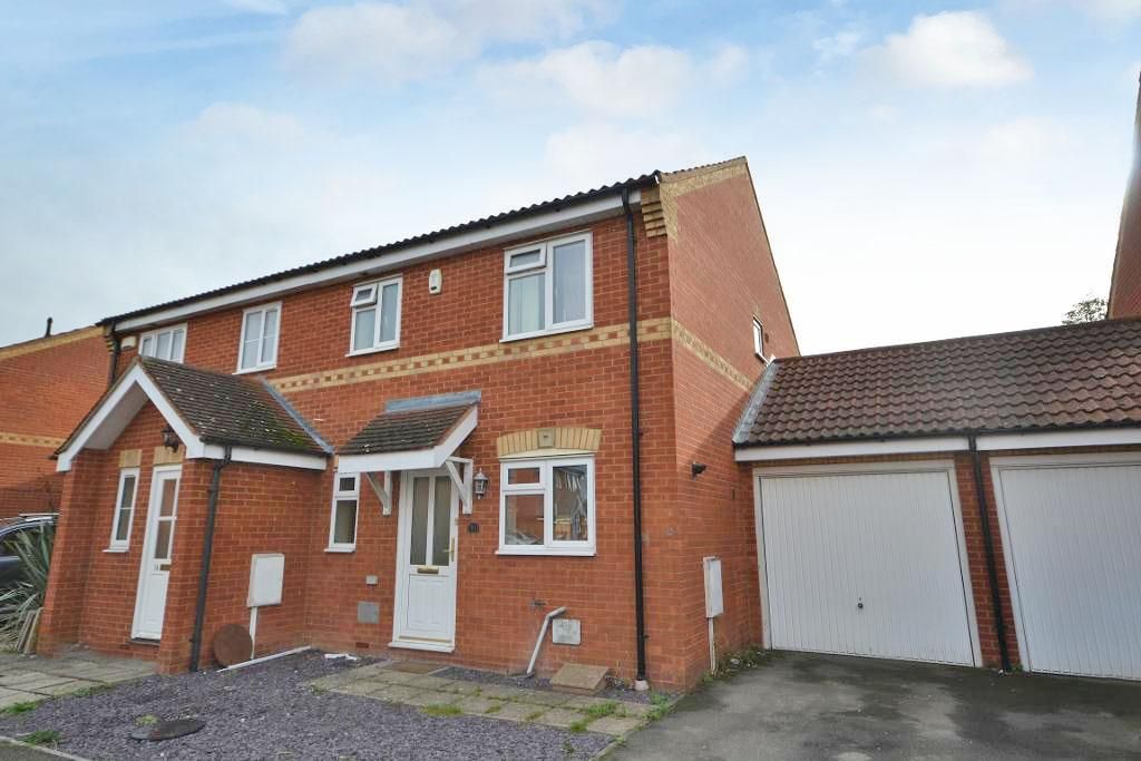 3 bed semidetached house to rent in Hurley Croft, Monkston, Milton