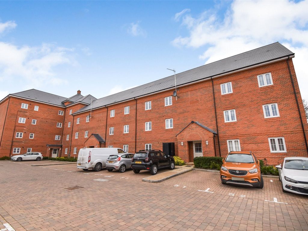 2 bed flat for sale in Charteris Close, Wellesley, Aldershot, Hampshire