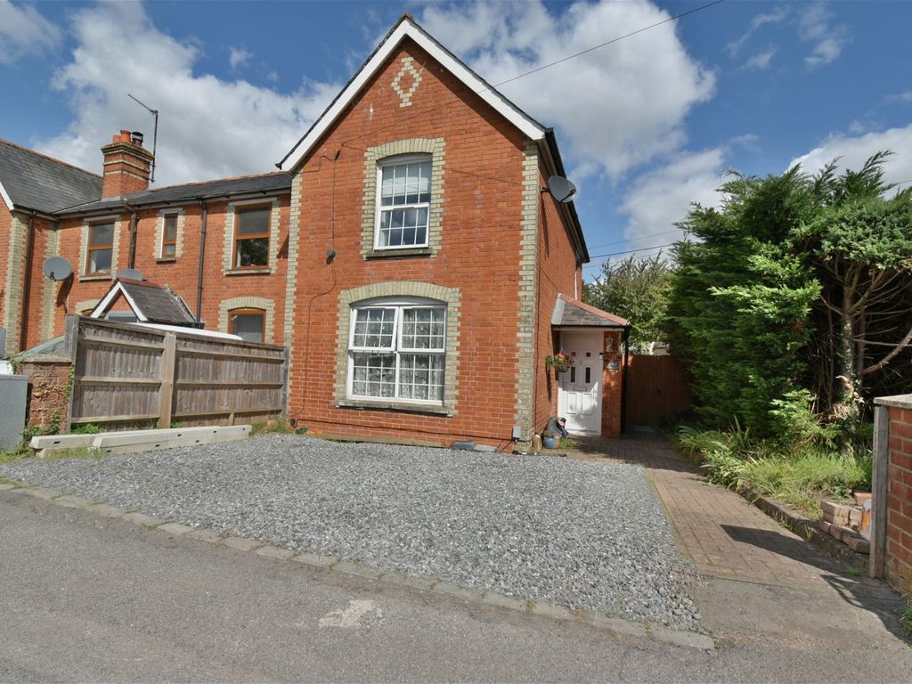 3 bed end terrace house for sale in Bath Road, Thatcham RG18, £450,000