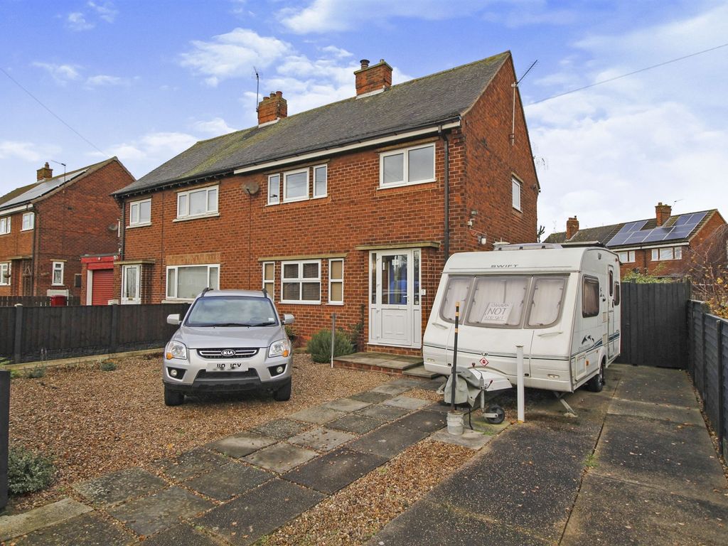 3 bed semidetached house for sale in Cliff Avenue, Winterton
