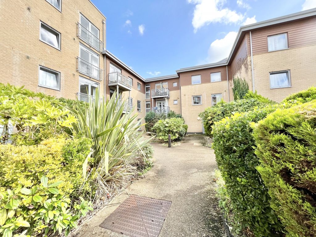 2 bed flat for sale in Kelvin Gate, Bracknell, Berkshire RG12 Zoopla
