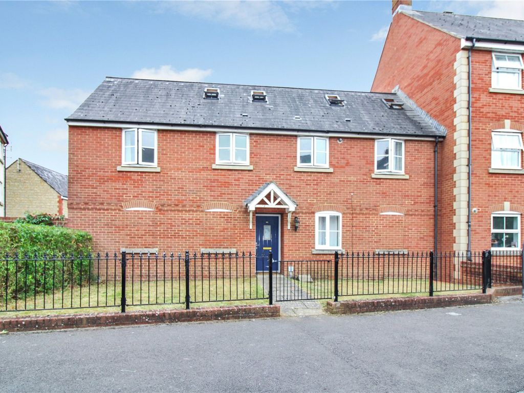 4 bed end terrace house for sale in Pioneer Road, Swindon, Wiltshire