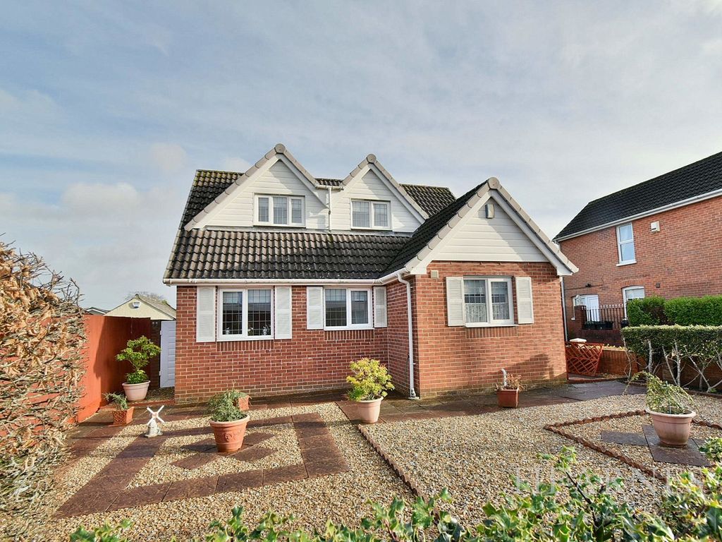 3 bed detached bungalow for sale in Diana Close, Ferndown BH22, £