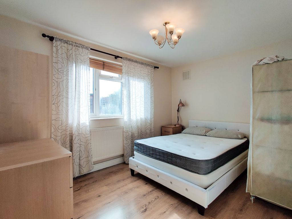 2 bed flat to rent in Sangley Road, Catford SE6, £1,350 pcm Zoopla