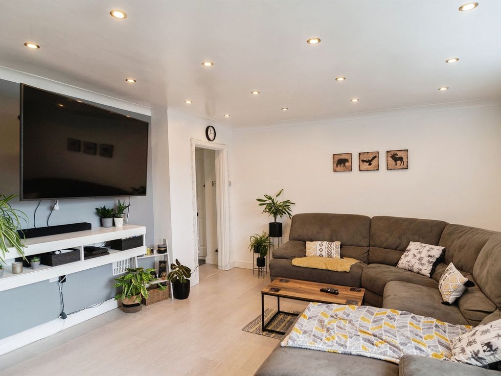 2 bed flat for sale in Stirling Close, Rainham RM13 Zoopla