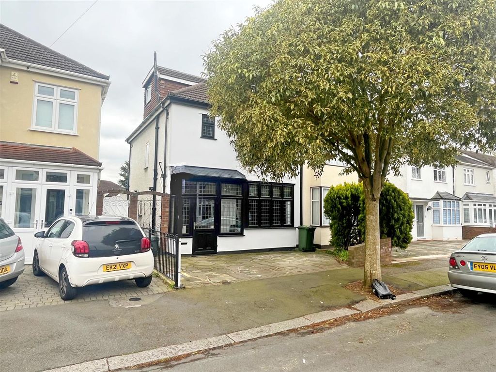 4 bed semidetached house for sale in Clive Road, Heath Park, Romford