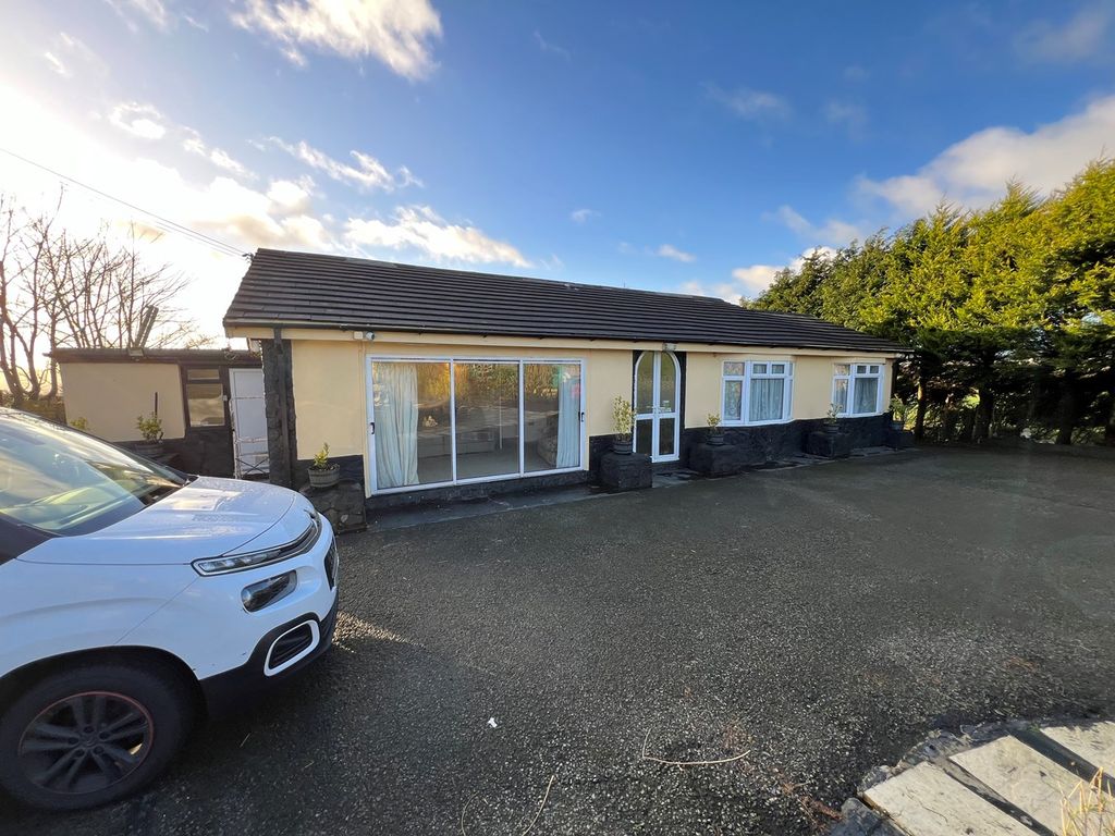 4 bed detached bungalow for sale in Croeslan, Llandysul, Ceredigion