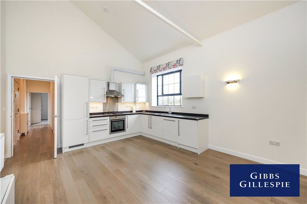 2 bed flat for sale in Chalfont Station Road, Amersham, Buckinghamshire
