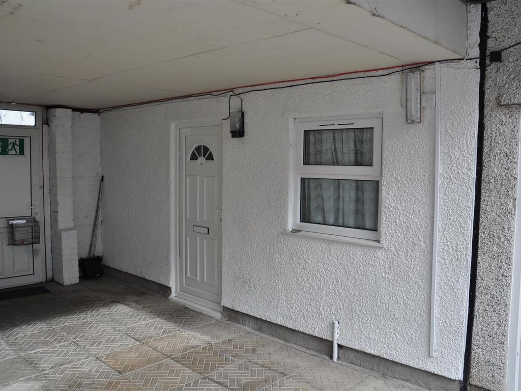 1 bed property to rent in Yr Erw, London Road, Holyhead LL65, £385 pcm