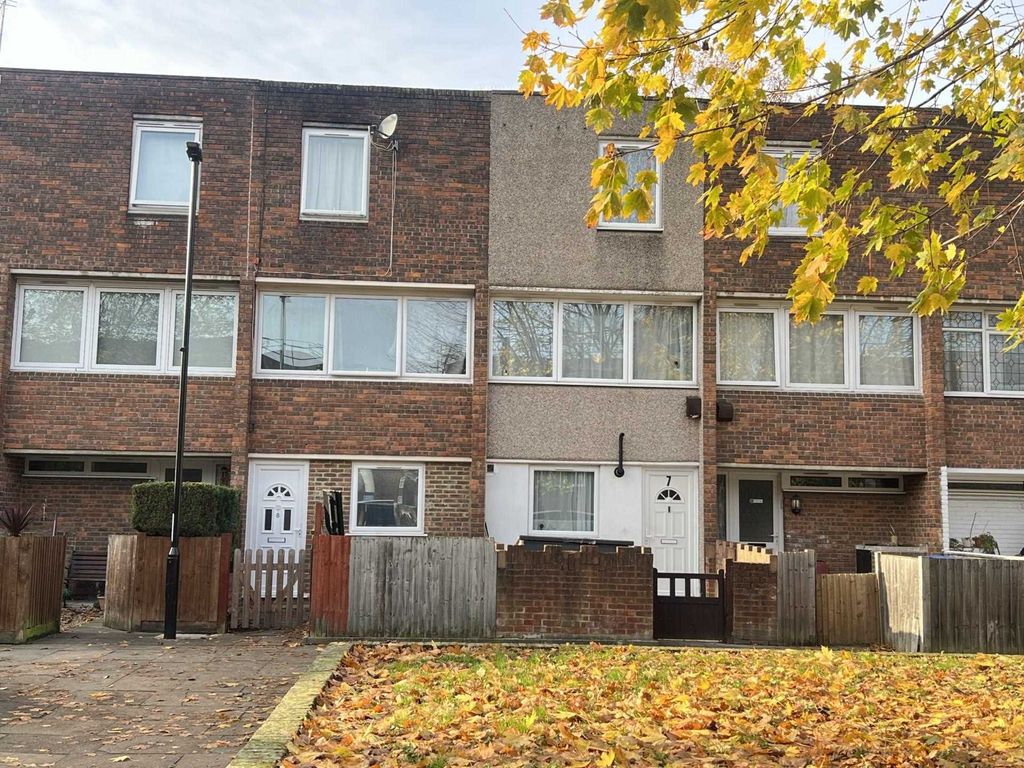 4 bed property for sale in Disraeli Close, London SE28, £375,000 Zoopla