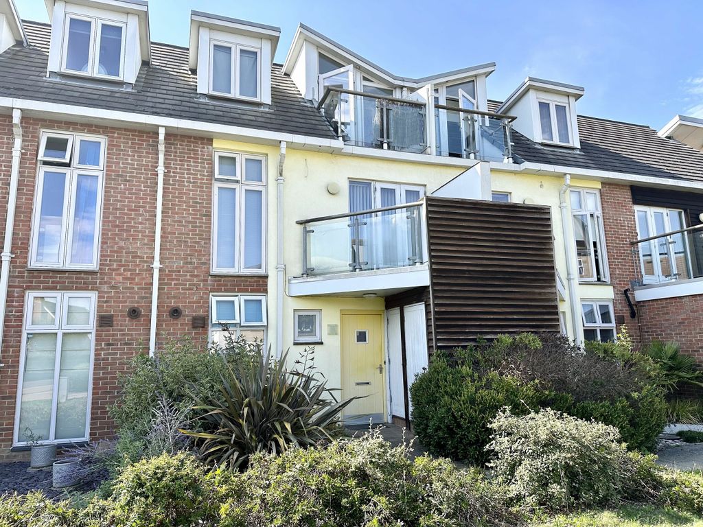 3 bed town house for sale in Deering Close, St. Marys Island, Chatham