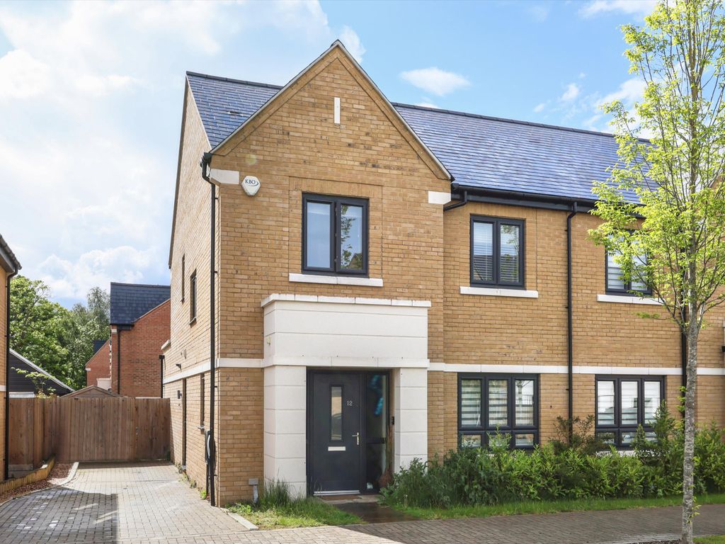 4 bed detached house to rent in Orchard Farm Avenue, East Molesey