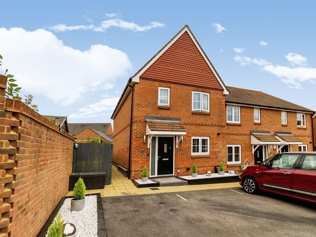 3 bed end terrace house for sale in Delamere Gardens, Fair Oak