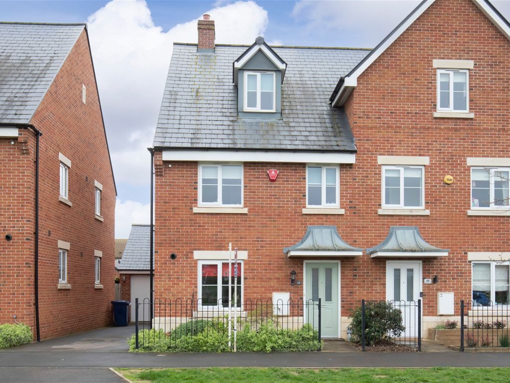 4 bed town house for sale in Vale Road, Cleeve, Cheltenham GL52