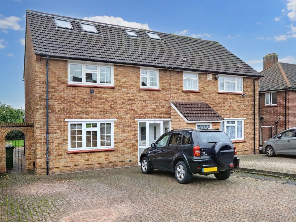 5 bed semidetached house for sale in Stirling Drive, Chelsfield
