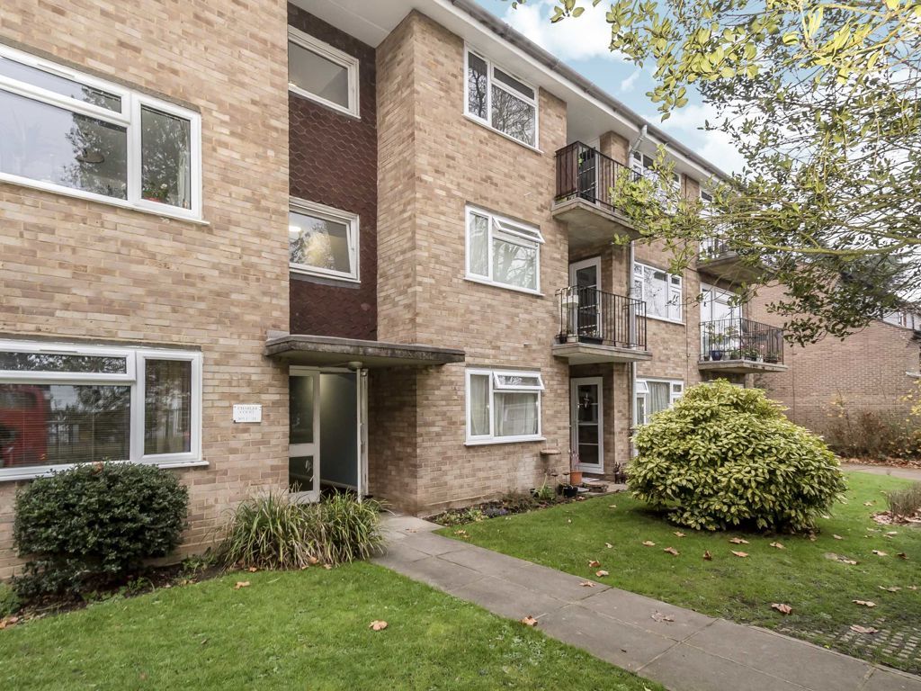1 bed flat to rent in Hampton Road, Teddington TW11, £1,325 pcm Zoopla