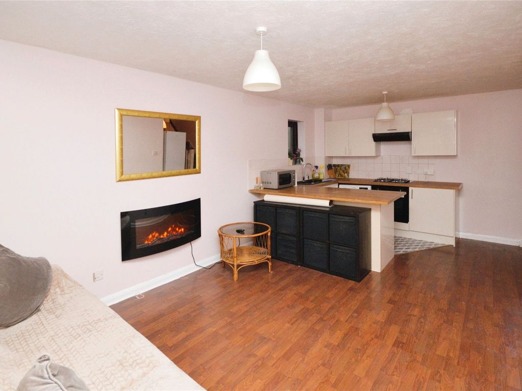 2 bed semidetached house to rent in Barnes Avenue, Southall UB2, £