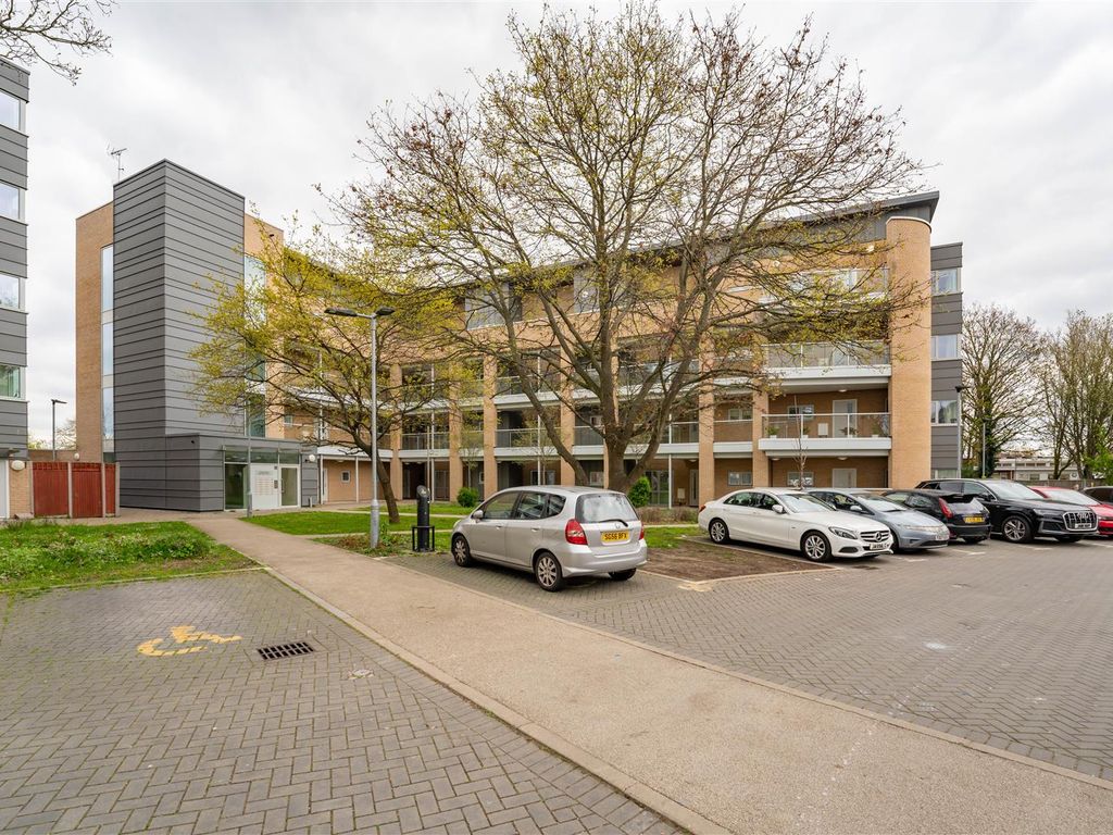 2 bed flat for sale in Chrislea Close, Hounslow TW5 Zoopla