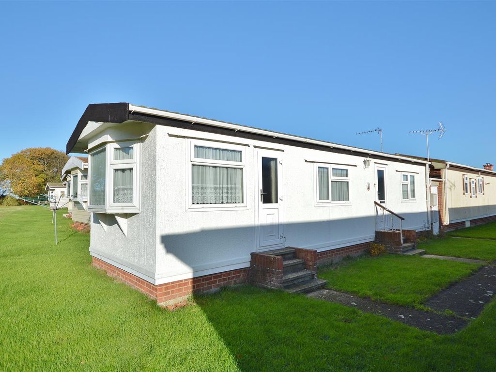 2 bed mobile/park home for sale in St. Osyth Road West, Little Clacton