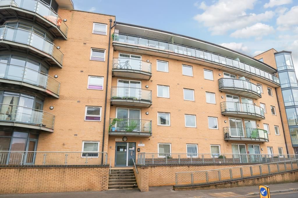 2 bed flat for sale in Feltham, West London TW13, £255,000 Zoopla