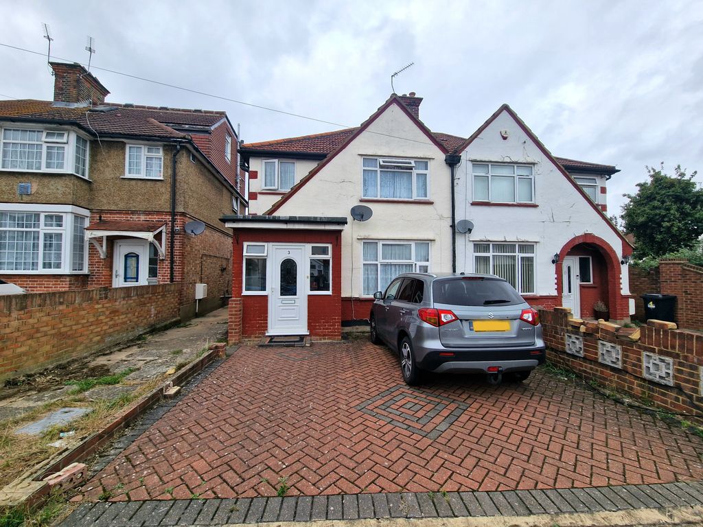 3 bed semidetached house for sale in Devon Waye, Hounslow TW5, £