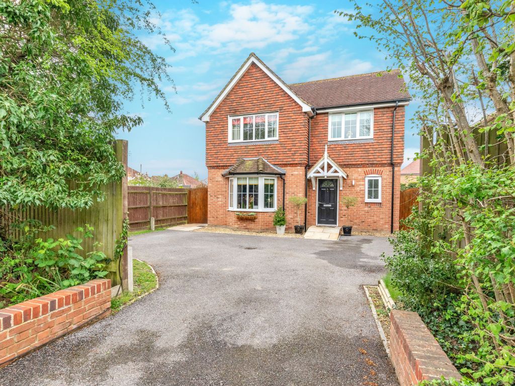 4 bed detached house for sale in Lee Street, Horley, Surrey RH6, £