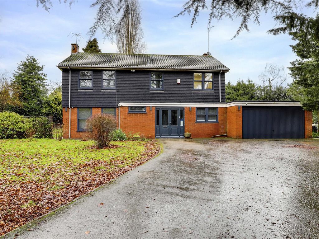 4 bed detached house for sale in Pendine Close, Redhill