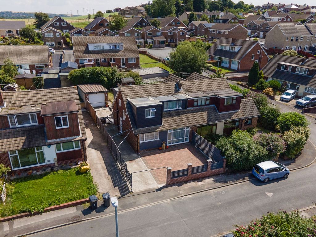 4 bed semidetached bungalow for sale in Fairfield Drive, Heckmondwike