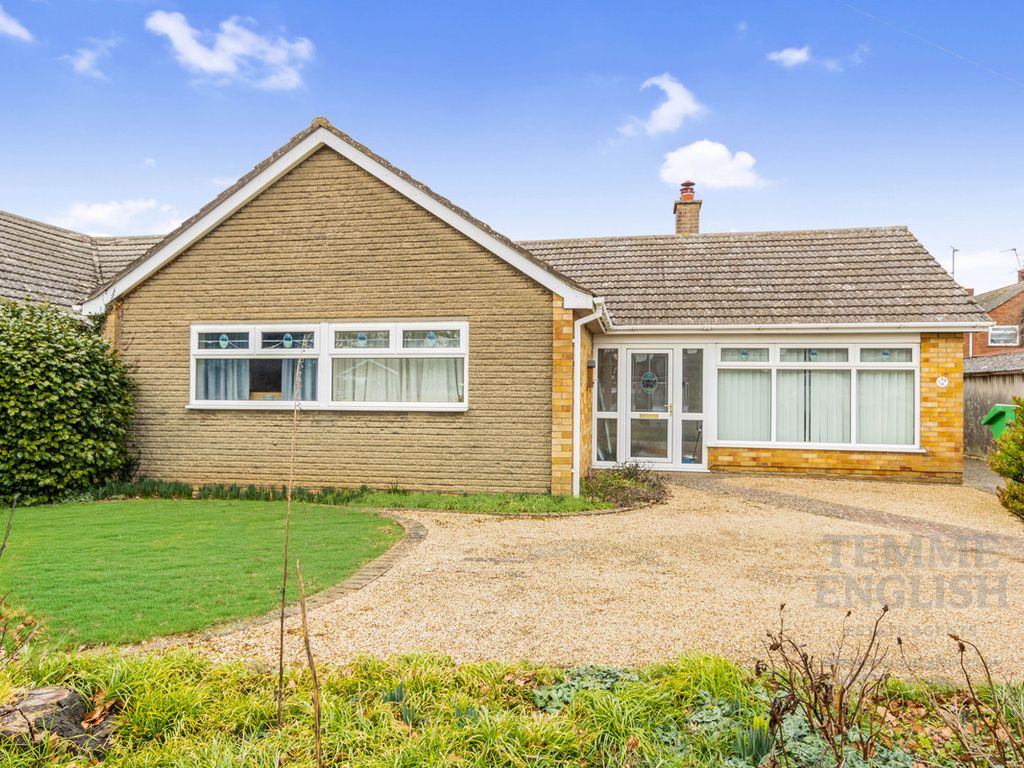 3 bed detached bungalow for sale in Blackberry Road, Colchester CO3, £