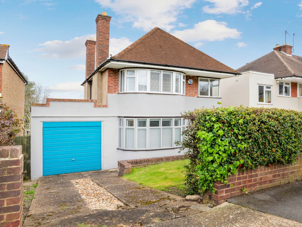 3 bed detached house for sale in Cheyne Hill, Surbiton KT5, £850,000