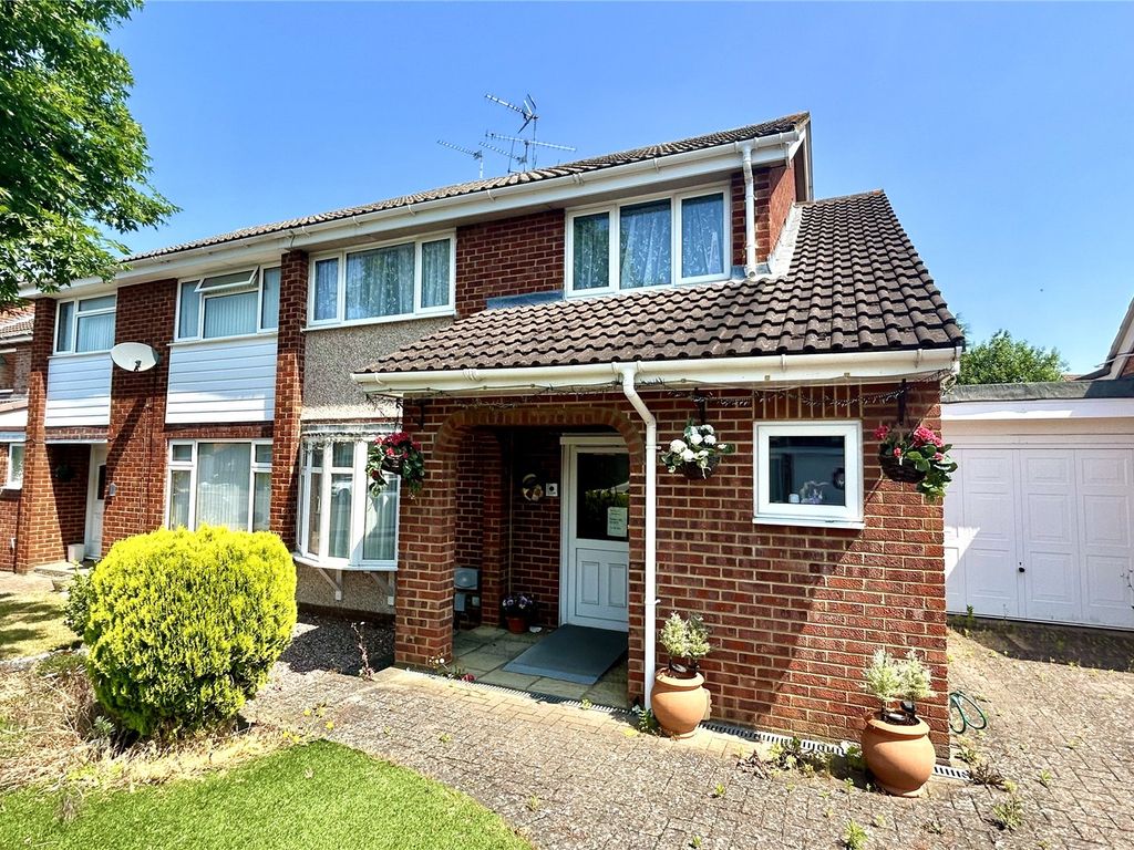 3 bed semidetached house for sale in Woodrow Drive, Wokingham