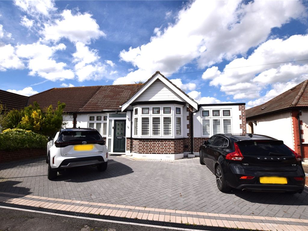 3 bed bungalow to rent in Tolworth Gardens, Romford RM6, £2,500 pcm