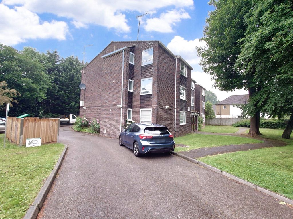 2 bed flat to rent in Ivy House Road, Ickenham, Greater London UB10, £