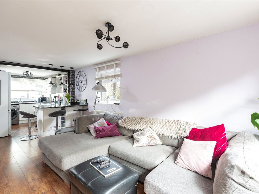 2 bed end terrace house for sale in Clarence Place, Gravesend, Kent
