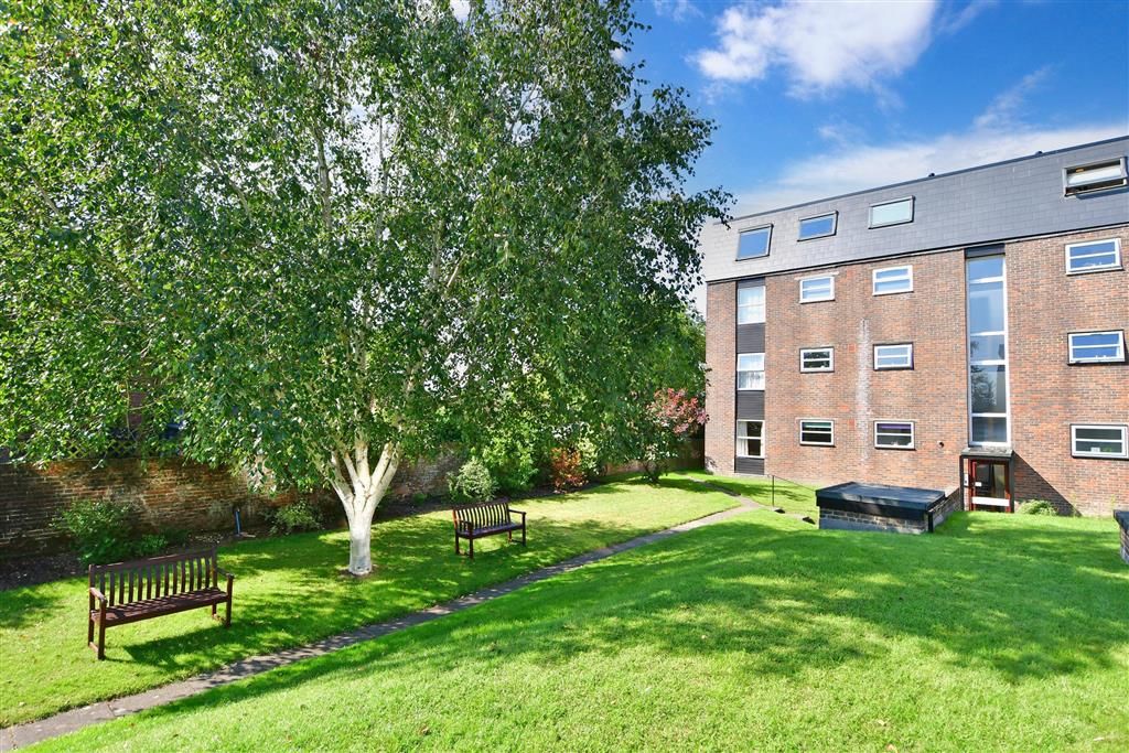 2 bed flat for sale in Swan Street, Petersfield, Hampshire GU32, £